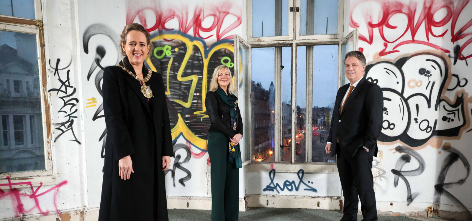 Belfast Stories à Lord Mayor of Belfast Councillor Kate Nicholl, Suzanne Wylie, Chief Executive of Belfast City Council and chair of the Belfast Region City Deal Executive Board, and Richard Williams, Chief Executive of NI Screen, pictured in the Bank of Ireland building on Royal Avenue, Belfast.